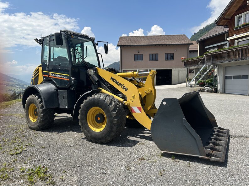 KOMATSU im Winter für die Schneeräumung